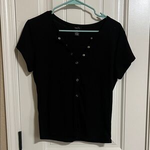 Rue21 Black Short Sleeve Snap-Front Tee